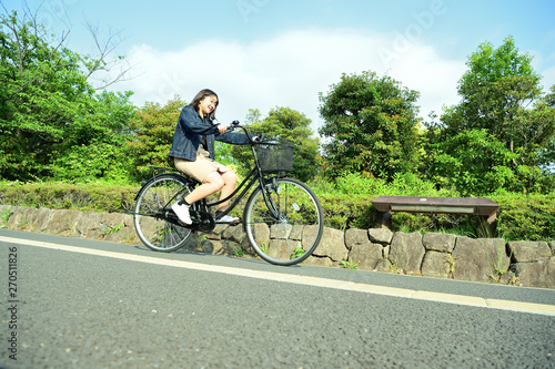 自転車に乗る女子大生