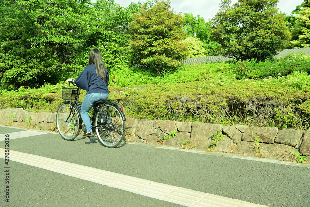 Obraz premium 自転車に乗る女子大生