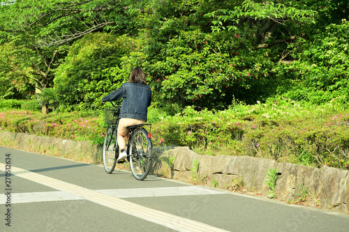The girl student who goes to school