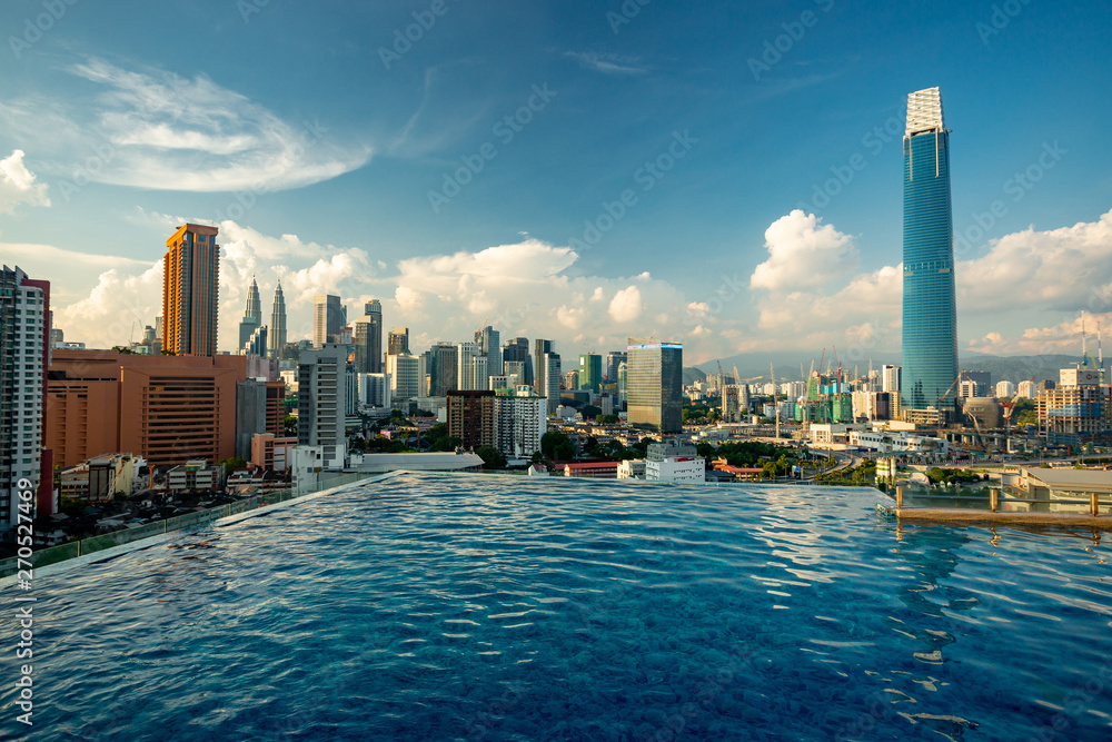 Naklejka premium Kuala Lumpur skyline pool view