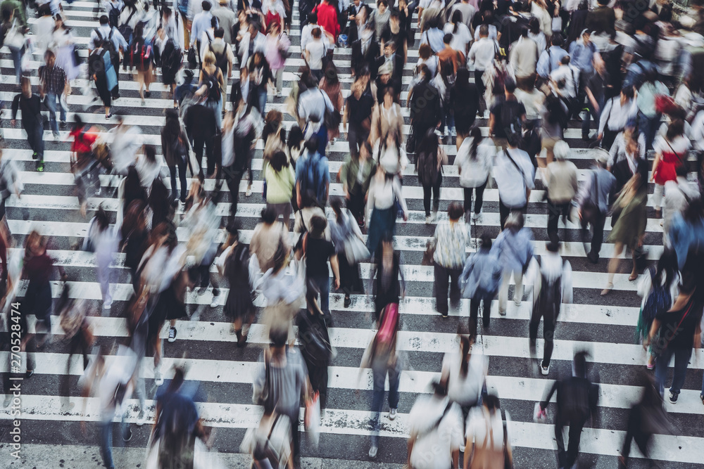 Fototapeta premium 横断歩道・人々