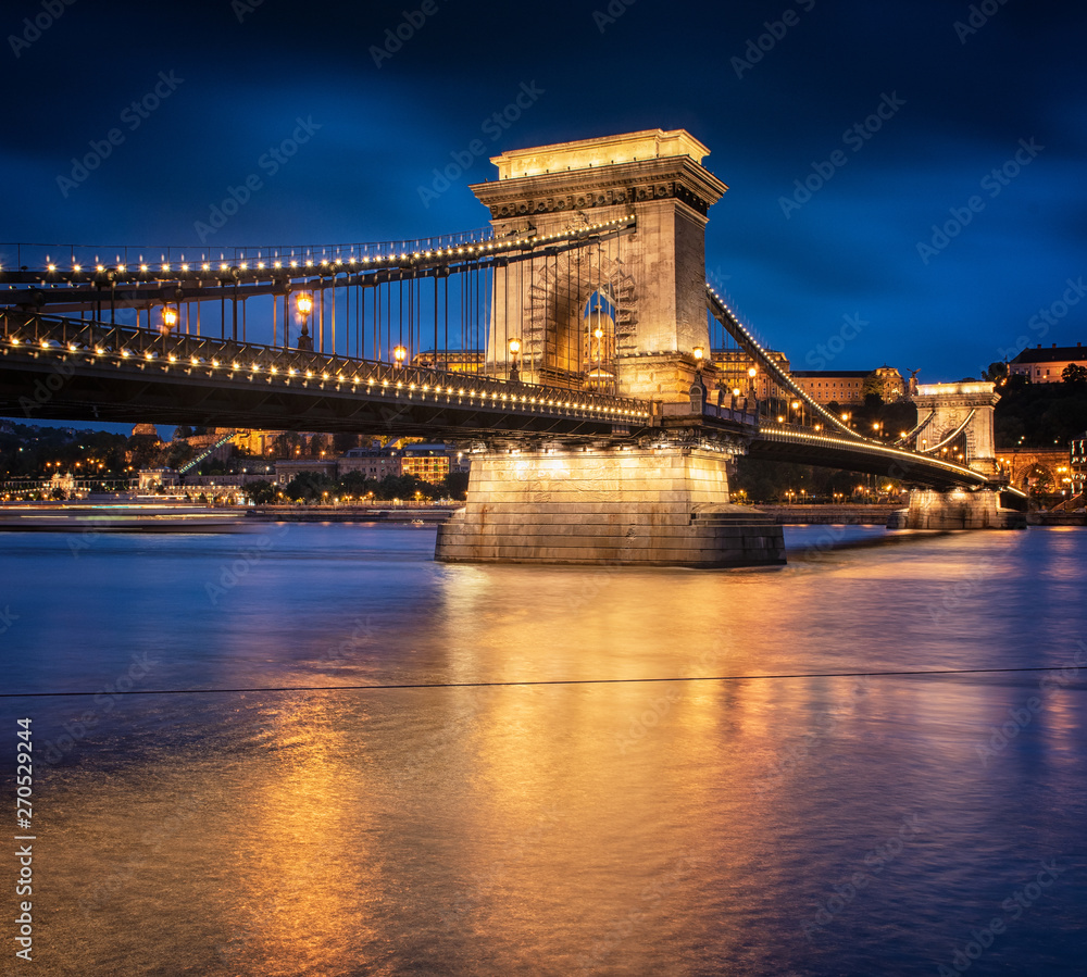 Obraz premium Chain Bridge at night
