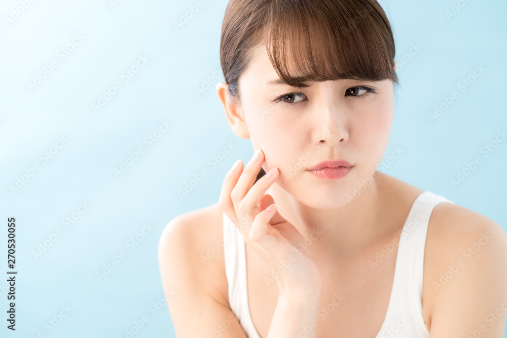 悩む女性・美容