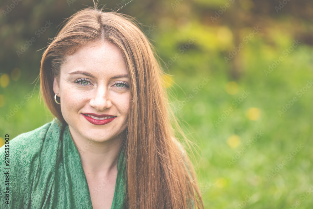 Naklejka premium Im Garten: Frau, jung, 20-30, lächelnd, romantisch, genießt die ersten Sonnenstrahlen im Frühling.