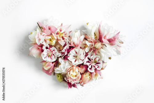 Fototapeta Naklejka Na Ścianę i Meble -  Heart shape made of flowers on white background.Flat lay. Valentines,love and wedding concept ideas