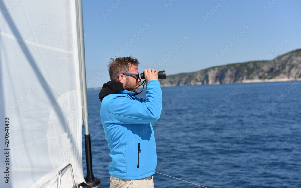 Obraz premium Man sailing with sails out on a sunny day