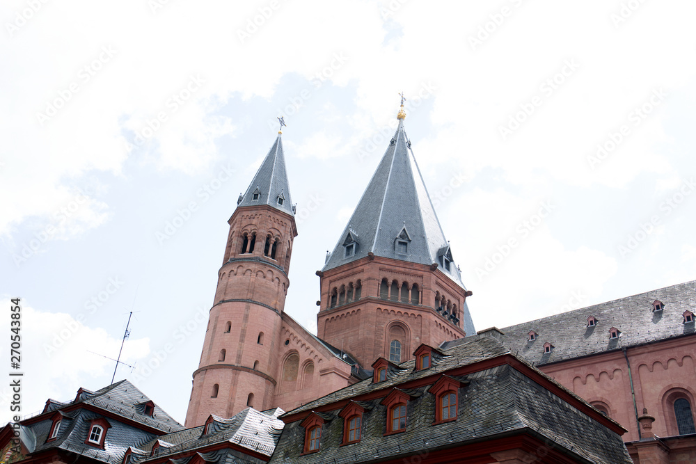 nahansicht auf die kirchtürme am marktplatz in Mainz Deutschland fotografiert während eines Stadtbummels an einem sonnigen Tag nahansicht auf die kirchtürme am marktplatz in Mainz Deutschland fotografiert während eines Stadtbummels an einem sonnigen Tag