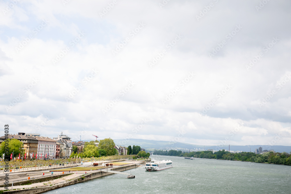 Obraz premium nahansicht auf bauliche anlagen am rhein in Mainz Deutschland fotografiert während eines Stadtbummels an einem sonnigen Tag