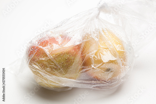 Manzanas en bolsa de plástico, generando residuos difíciles de reciclar