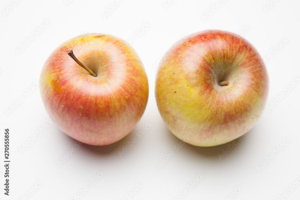 Manzana fuji, fruta sana y saludable, llena de vitaminas, sobre fondo blanco Manzana fuji, fruta sana y saludable, llena de vitaminas, sobre fondo blanco