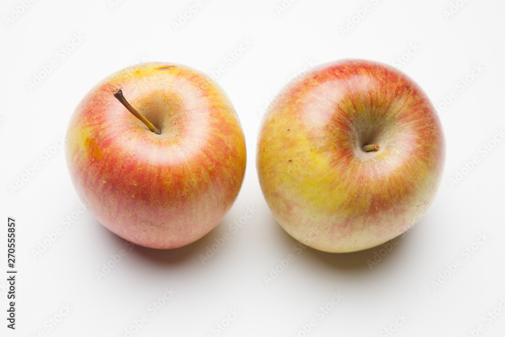Manzana fuji, fruta sana y saludable, llena de vitaminas, sobre fondo blanco Manzana fuji, fruta sana y saludable, llena de vitaminas, sobre fondo blanco