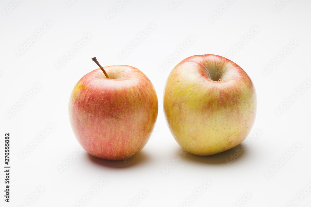 Manzana fuji, fruta sana y saludable, llena de vitaminas, sobre fondo blanco Manzana fuji, fruta sana y saludable, llena de vitaminas, sobre fondo blanco