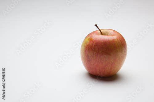 Manzana fuji, fruta sana y saludable, llena de vitaminas, sobre fondo blanco