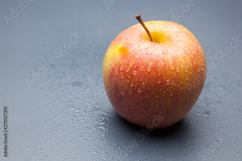 Manzana roja, redonda, sana y saludable preparada para ser comida como postre
