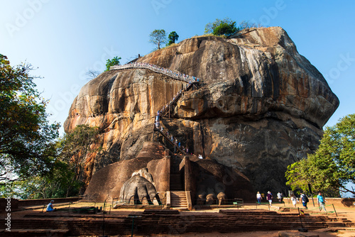 Tapeta Sigiriya ancient Lion rock fortress in Sri Lanka with tourists