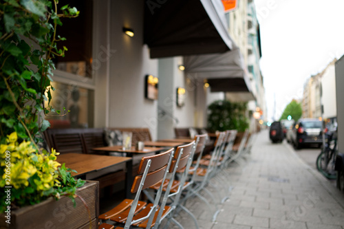 Außeneinrichtung (Stühle) in einem Café © Matthias