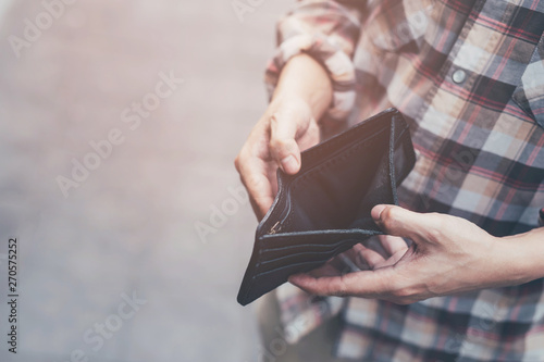 Foto Empty wallet (no money) in the hands of an man