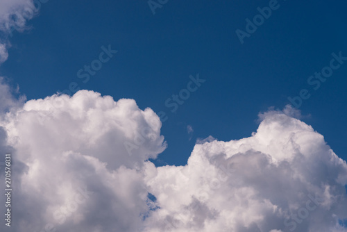 Blauer Himmel mt Weissen Wolken - Cumulus