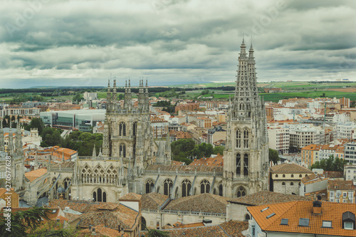 Catedral y ciudad de Burgos un día nublado