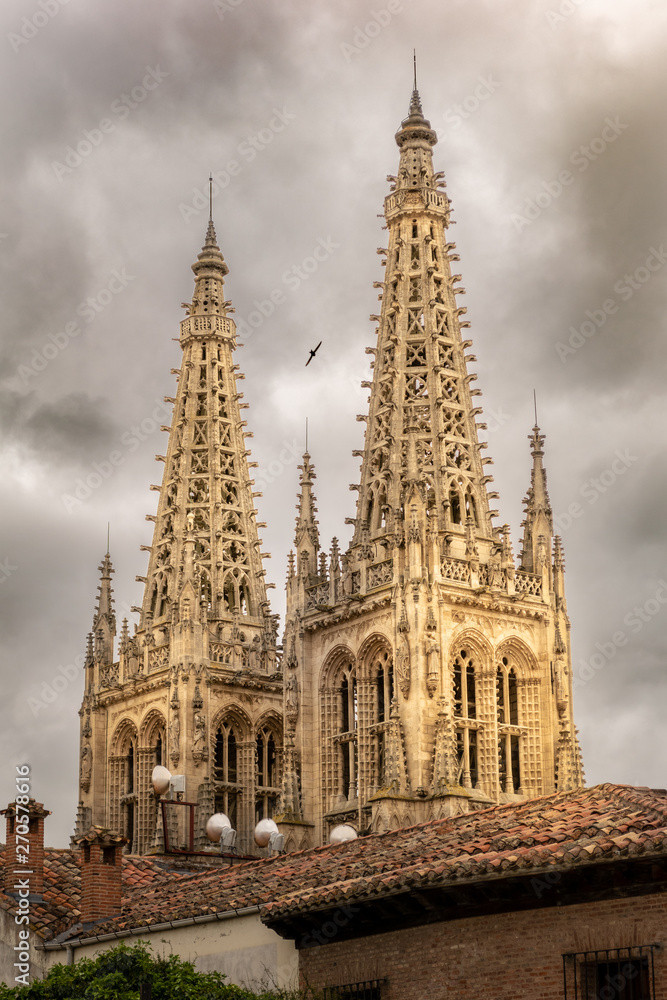 Torres de la catedral de Burgos un día nublado