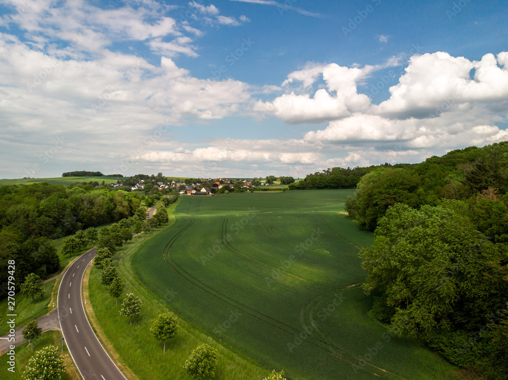Fototapeta premium Eine Straße und eine kleine Ortschaft in der Eifel