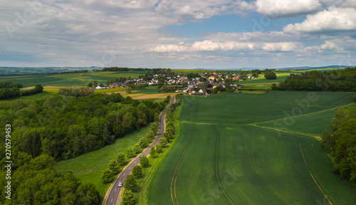 Eine Straße und eine kleine Ortschaft in der Eifel