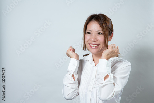 喜ぶ女性２