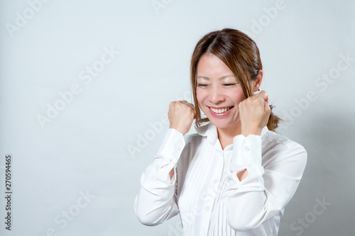 喜ぶ女性