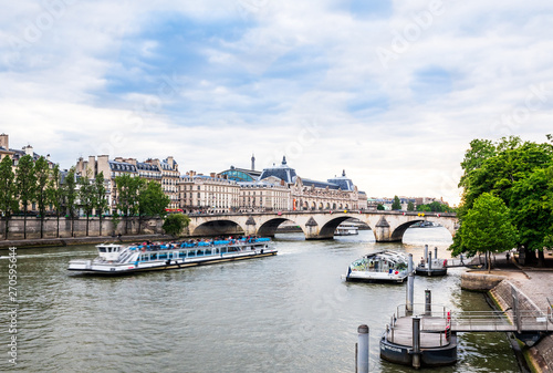 世界遺産　パリのセーヌ河岸 © oben901