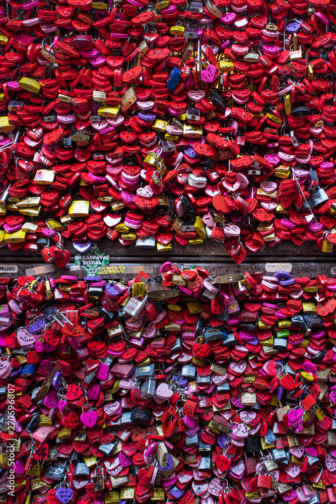 Fototapeta premium Pattern heart-shaped padlocks in Verona