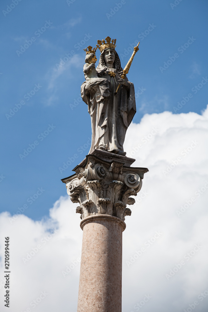 Freising - Hl. Maria auf der Mariensäule vor weiß-blauem Himmel