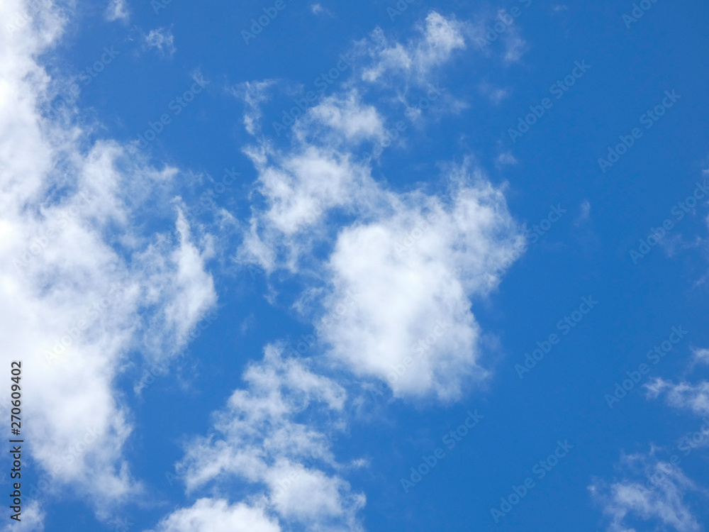 Nubes sobre Cielo azul, fotografía realizada en primavera Nubes sobre Cielo azul, fotografía realizada en primavera