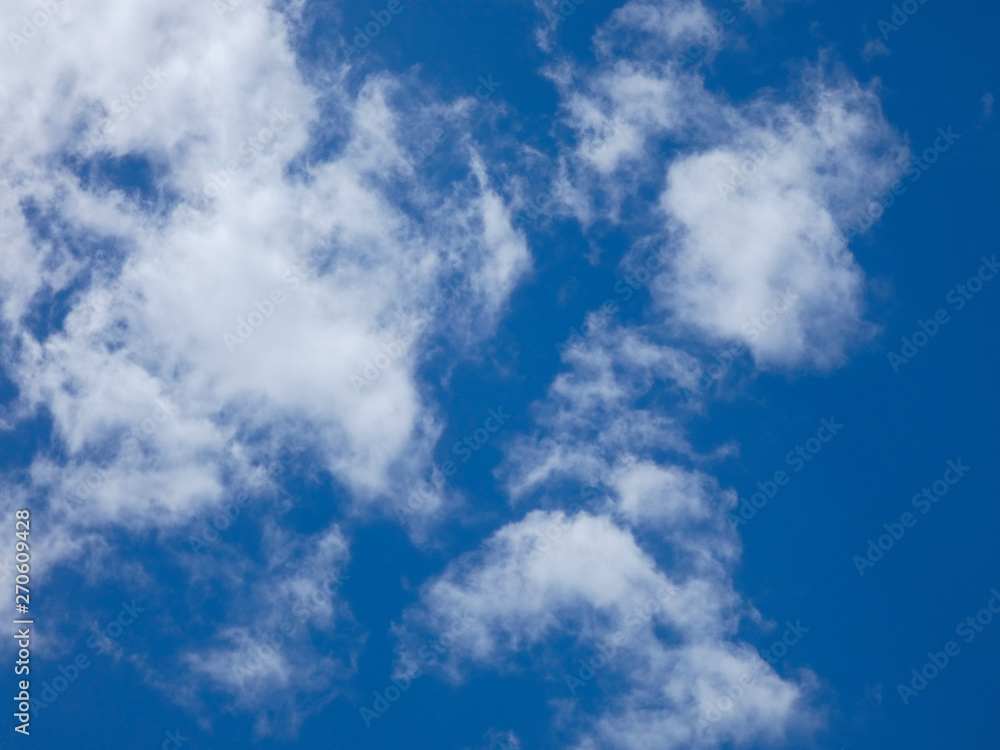 Nubes sobre Cielo azul, fotografía realizada en primavera Nubes sobre Cielo azul, fotografía realizada en primavera