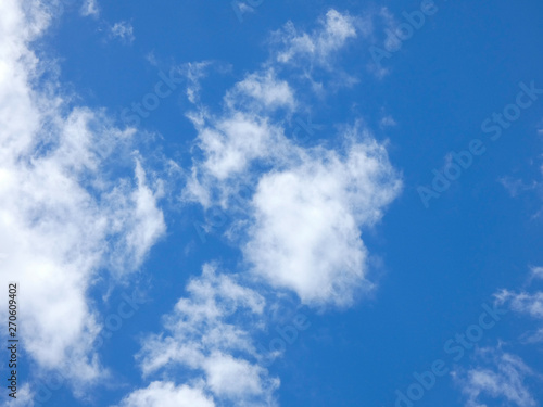 Nubes sobre Cielo azul  fotograf  a realizada en primavera