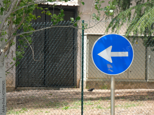 Señales de tráfico para indicar peligrosidad y dirección photo