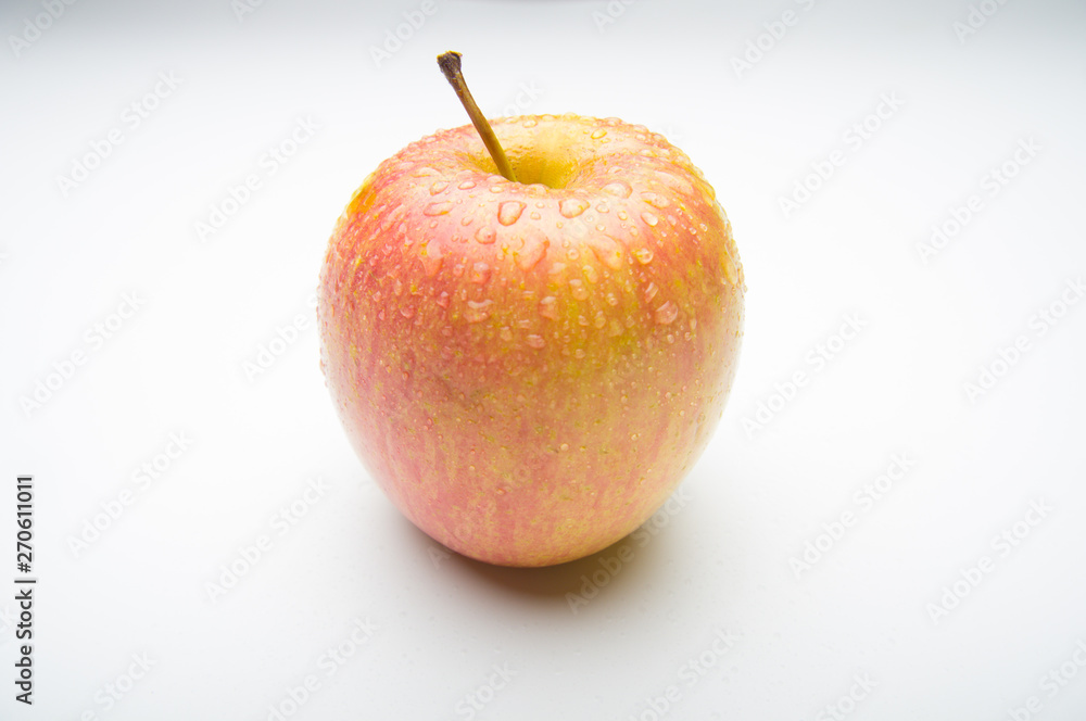 Manzana fresca y sana llena de gotas de agua Manzana fresca y sana llena de gotas de agua