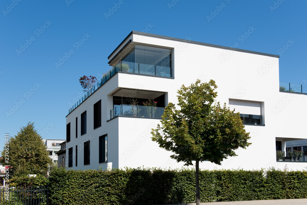 Haus, Wohnhaus, modern, Energiesparhaus, Sonnenenergie, neu, Immobilien,  Sonnenlicht, Sonnenhaus, Wohnung, wohnen, Wohnungen, Architektur, weiß,  grün, Balkon, Terrasse, Glas, Pflanzen, blau, bauen, Zu Stock Photo | Adobe  Stock