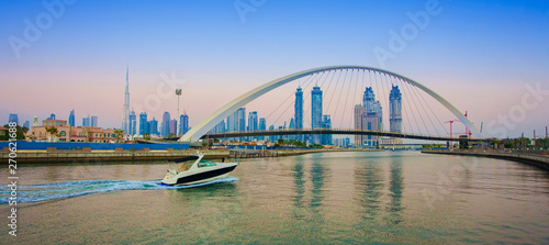 Foto Tolerance bridge and boat in Dubai city, UAE