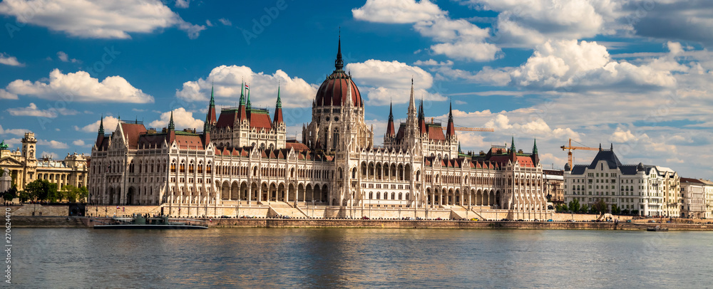 Fototapeta premium Budynek parlamentu węgierskiego w Budapeszcie, stolicy Węgier, nad Dunajem. Jedna z wizytówek Budapesztu i popularna miejscowość turystyczna.