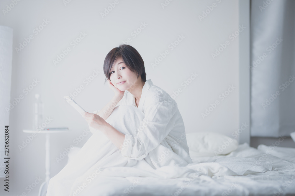 スマホ・女性・ベッド スマホ・女性・ベッド