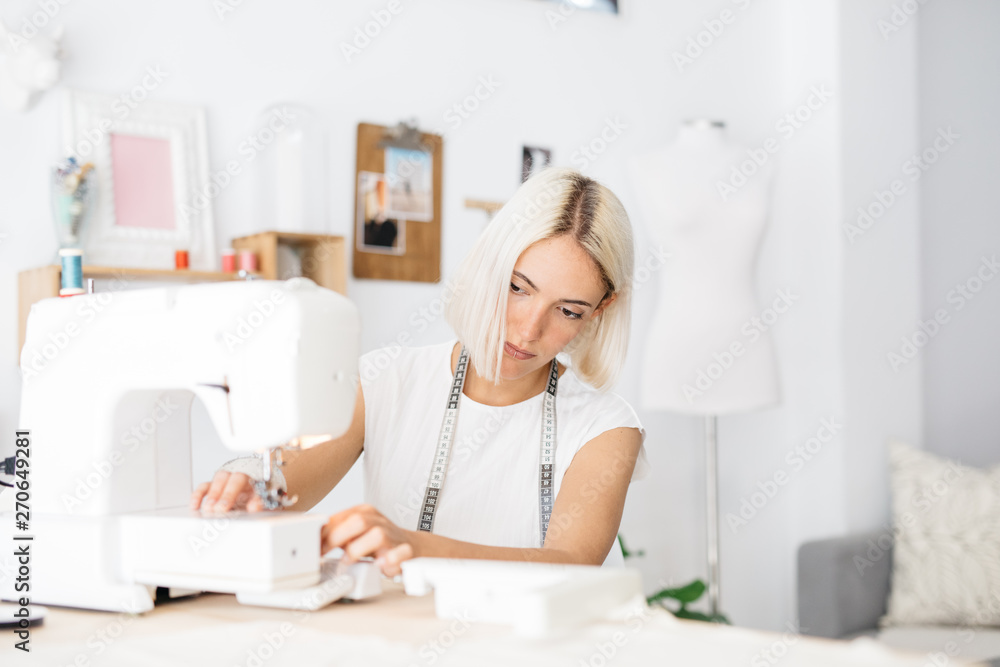 Charming dressmaker threading sewing machine Charming dressmaker threading sewing machine