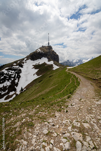 Weg zu Bergspitze mit Funkmast