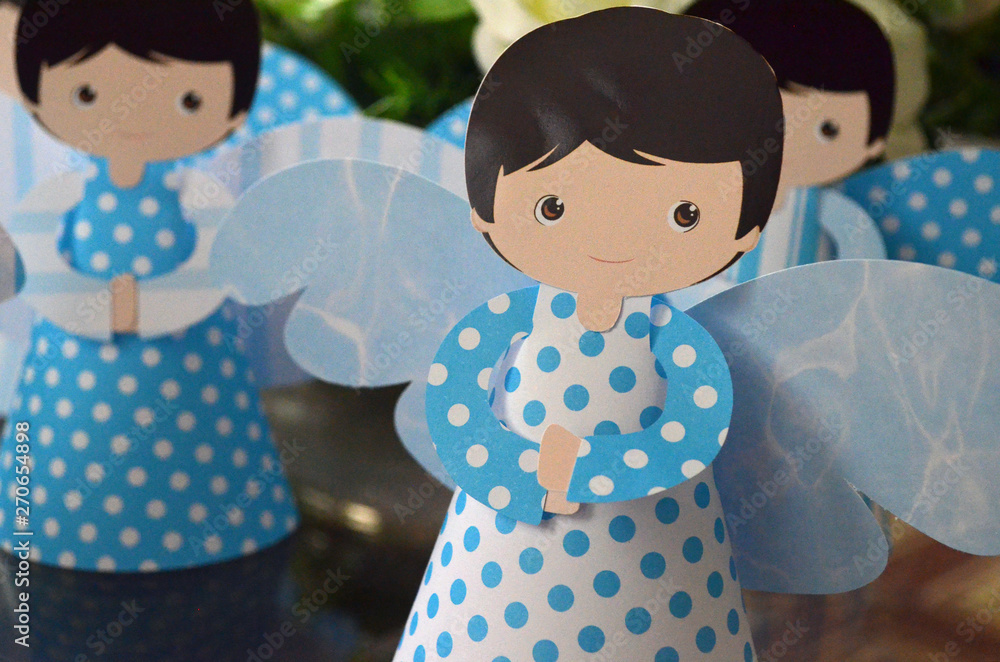 Angelitos de papel para decorar comunión o bautismo Stock Photo | Adobe  Stock