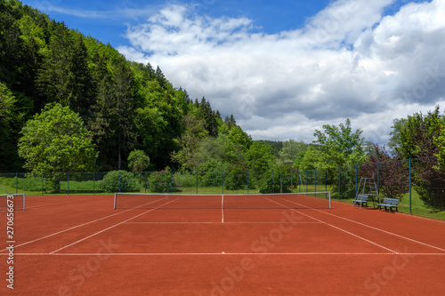 Sauber abgezogener Tennisplatz mit rotem Sand nach der Frühjahrsüberholung © Robert Schneider