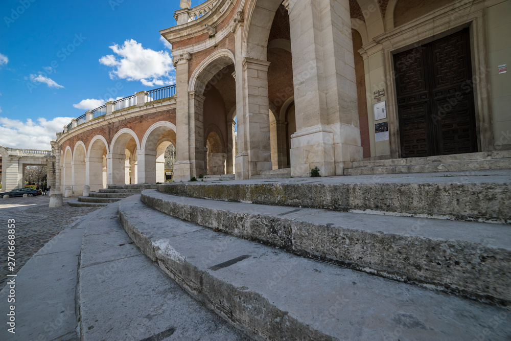 Obraz premium Church of San Antonio in Aranjuez, Madrid, Spain. Stone arches and walkway linked to the Palace of Aranjuez