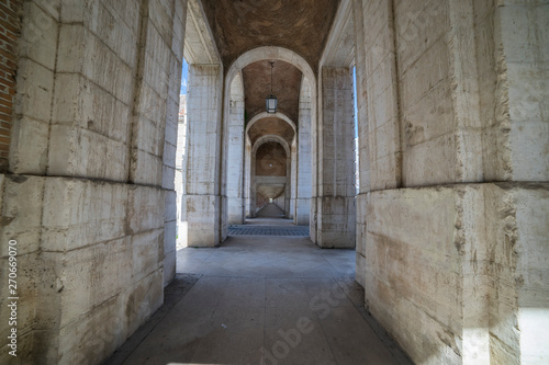Church of San Antonio in Aranjuez, Madrid, Spain. Stone arches and walkway linked to the Palace of Aranjuez © Fernando Cortés
