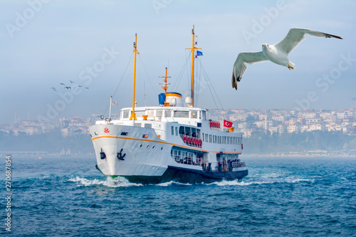 Fotografia Beautiful View touristic landmarks from sea voyage on Bosphorus