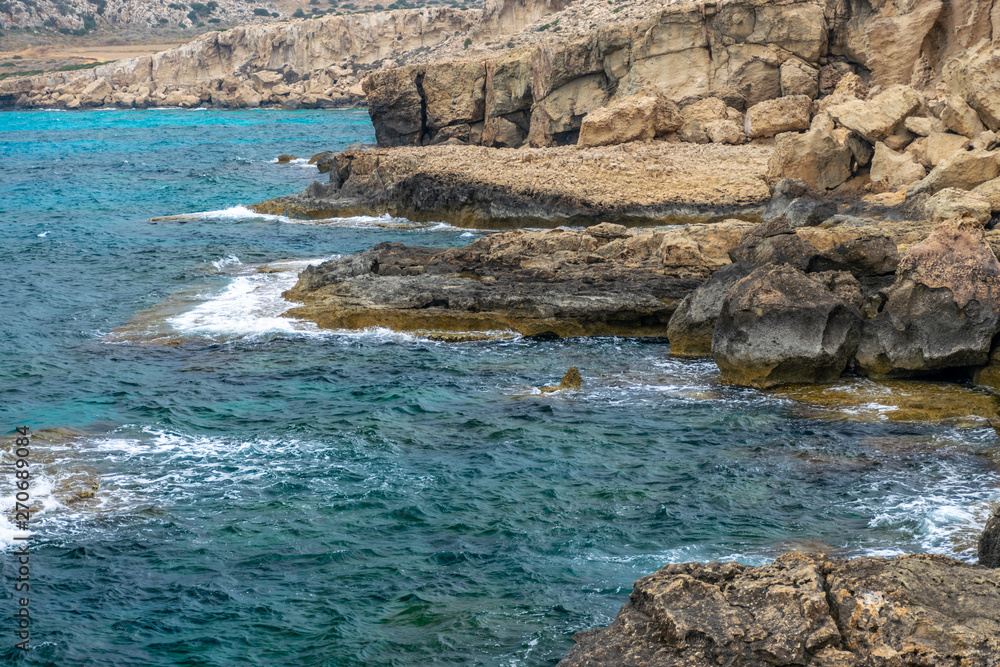 Obraz premium A large boulder broke off from the coastal cliff.