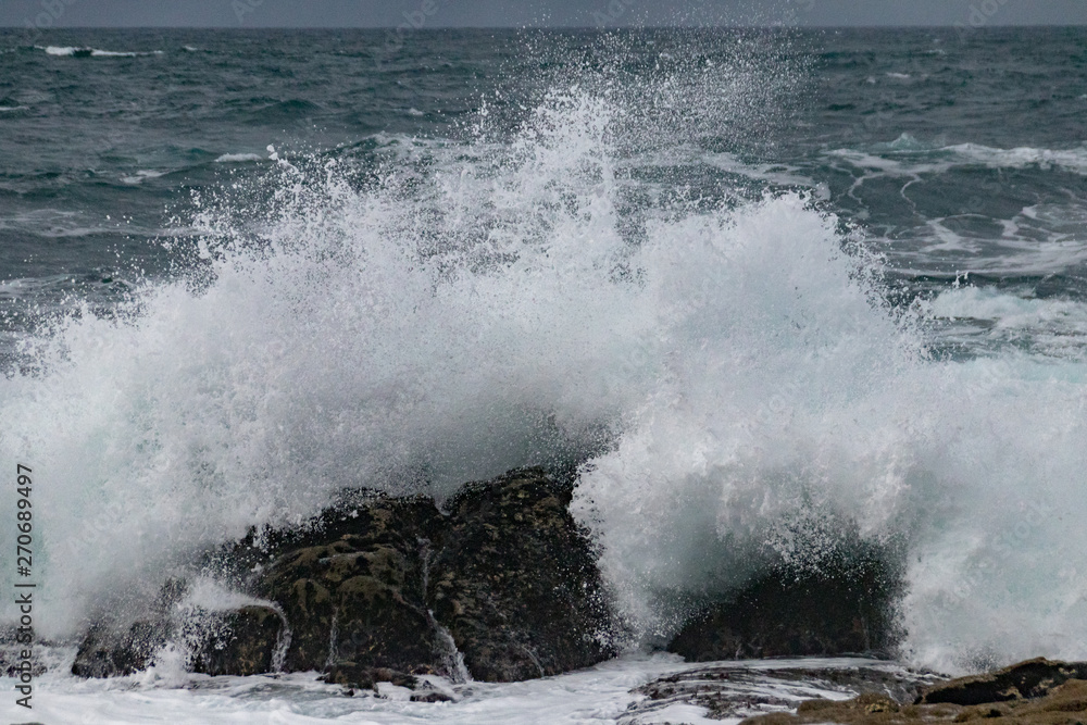 Fototapeta premium waves crashing on the beach