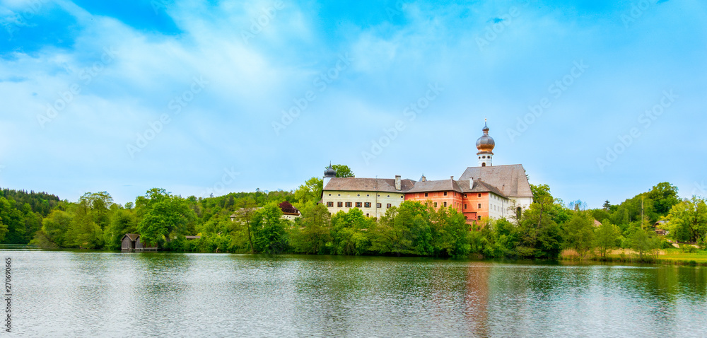Obraz premium Kloster Höglwörth, Bayern, im Sommer